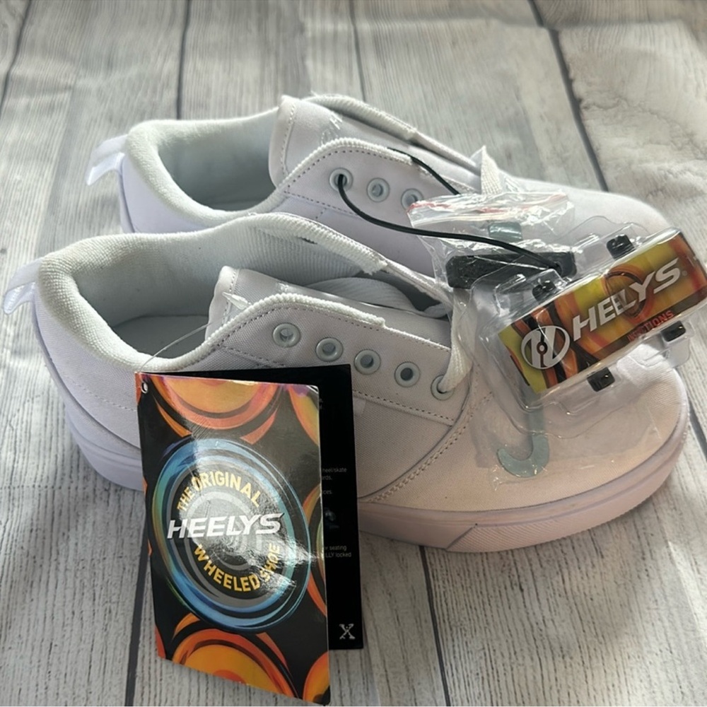 Youth Size 5 Heely Skate Sneakers